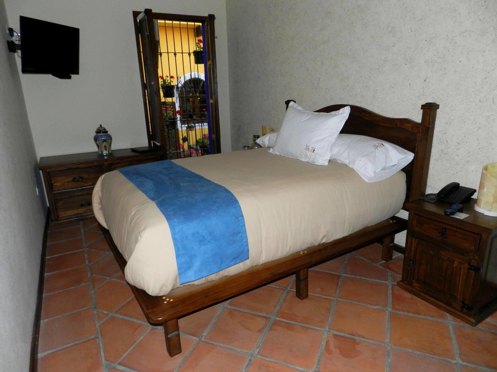 Collection O Al Otro Lado Del Rio, Puebla Hotel ภายนอก รูปภาพ A room at Hotel San Cristóbal